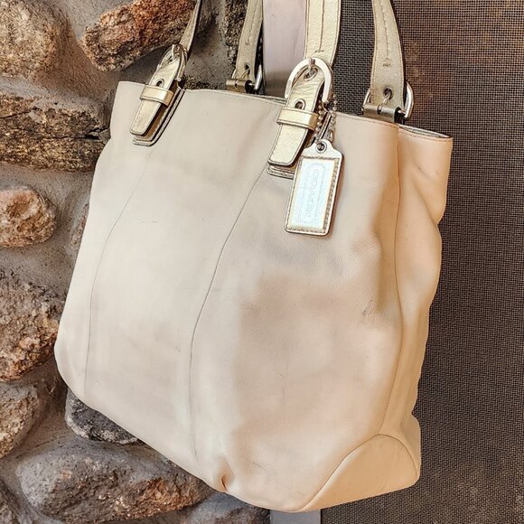 COACH J1175-F17216 Soho Cream/Gold Leather Shoulder Bag - Picture 4 of 16